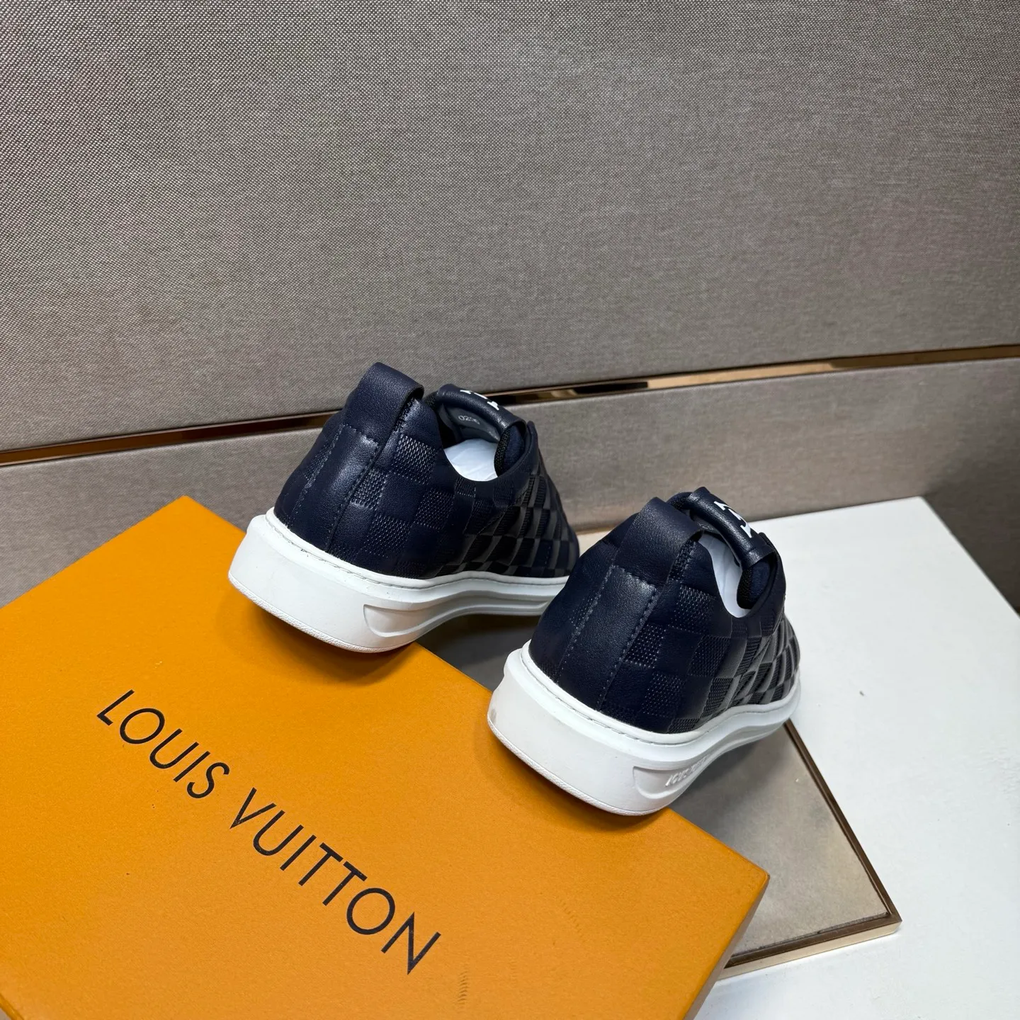 ⬛️Men's shoes 💰p442【LV～】Men's casual shoes 2025z cabinet sales simultaneously 🔶Size: 38-44#️⃣ 🔷2 colors🔜The upper is made of multi-material splicing➕Genuine leather lining, comfortable and breathable, sole: original comfortable and wear-resistant outsole, ⚠️Real shot📱Photographed🎬The real thing is better📢📢📢